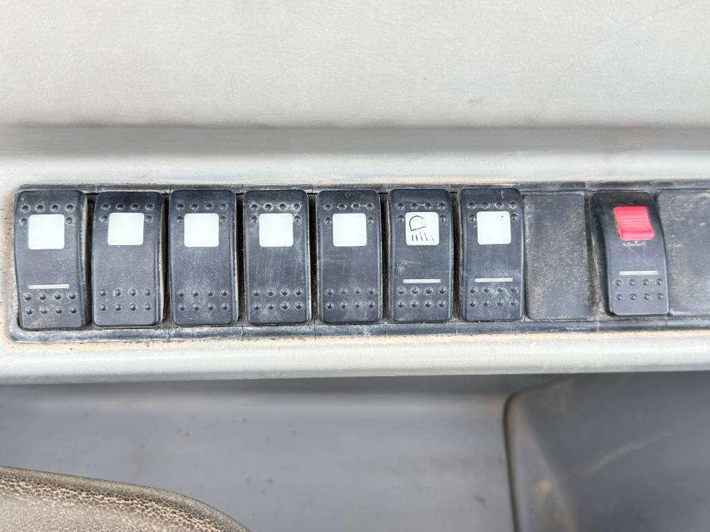 Caterpillar TH460B - 15m Reach / 4 Wheel Steering Photo 14