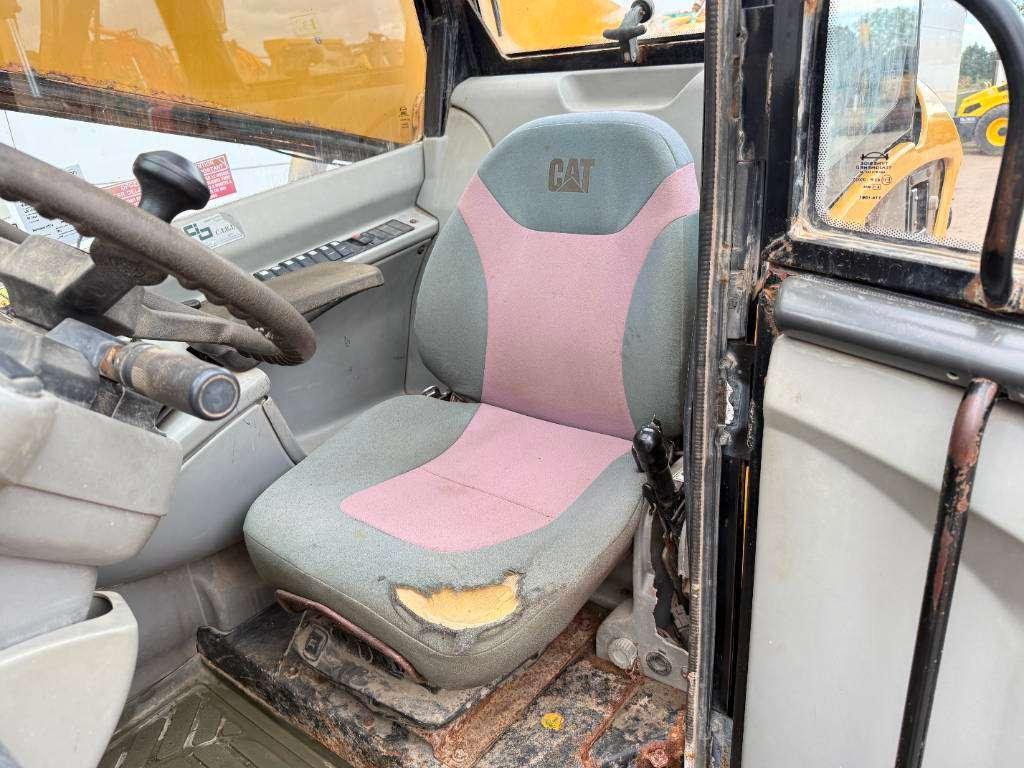 Caterpillar TH460B - 15m Reach / 4 Wheel Steering Photo 8