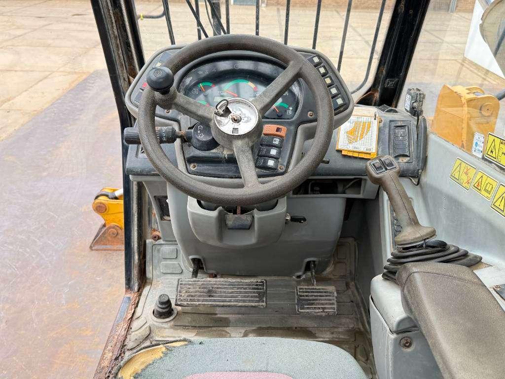 Caterpillar TH460B - 15m Reach / 4 Wheel Steering Photo 9