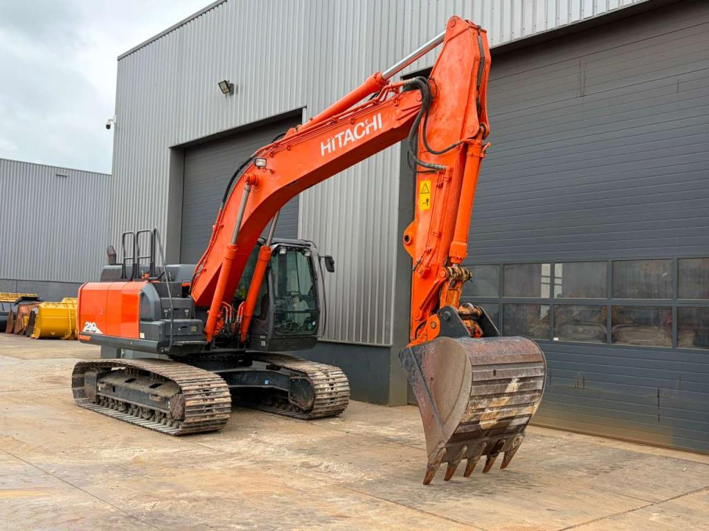 Hitachi ZX210-6 Photo 10