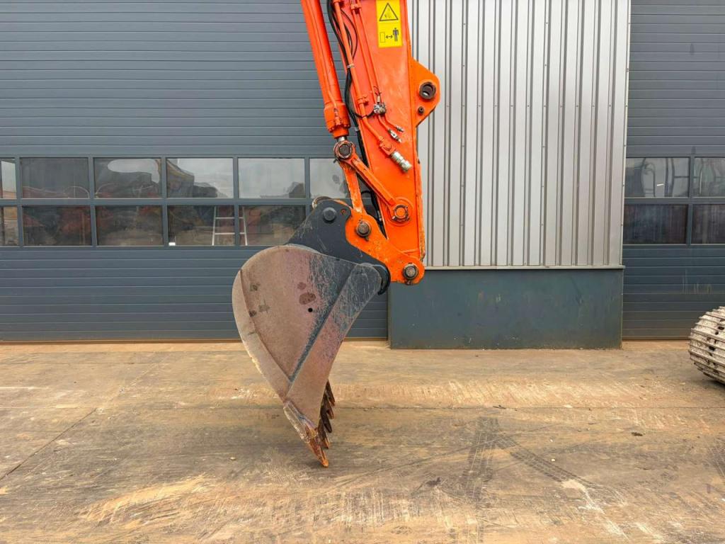Hitachi ZX210-6 Photo 12