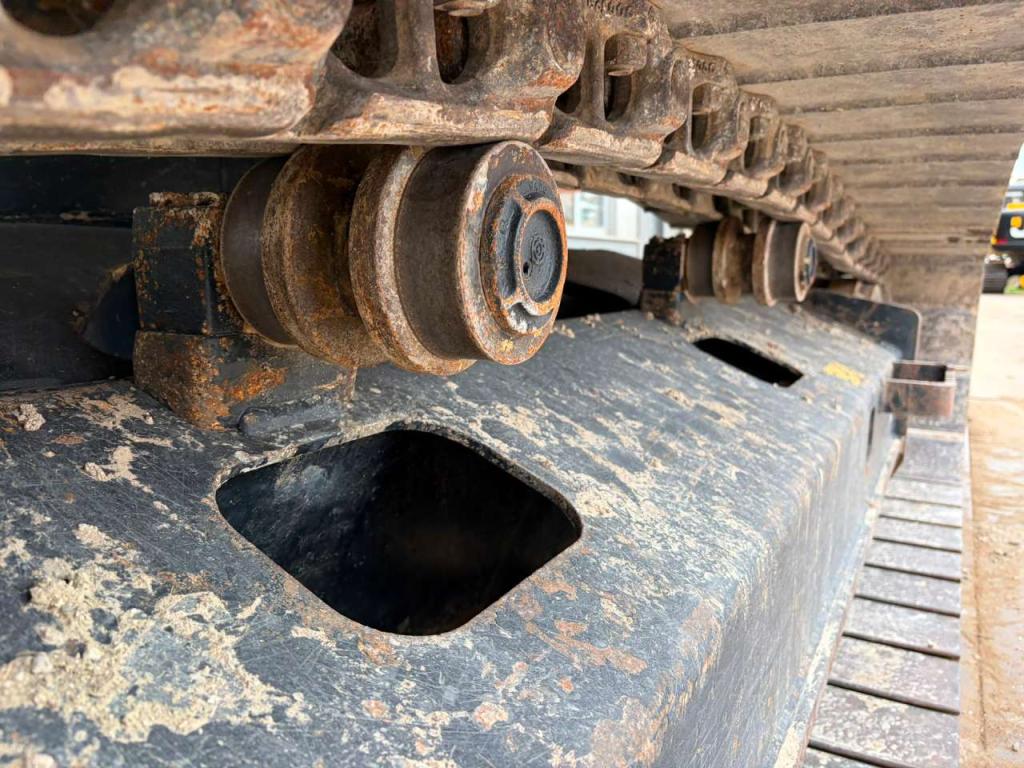 Hitachi ZX210-6 Photo 16
