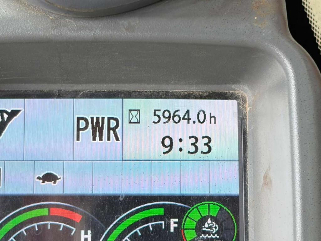 Hitachi ZX210-6 Photo 26