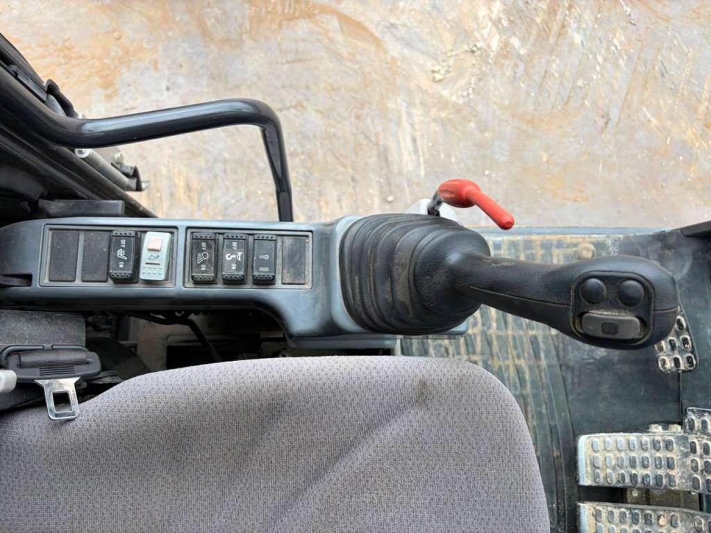 Hitachi ZX210-6 Photo 29