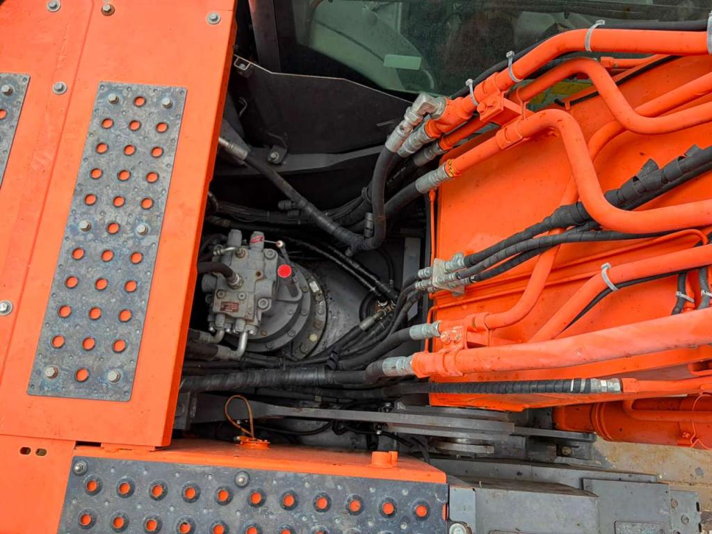 Hitachi ZX210-6 Photo 30