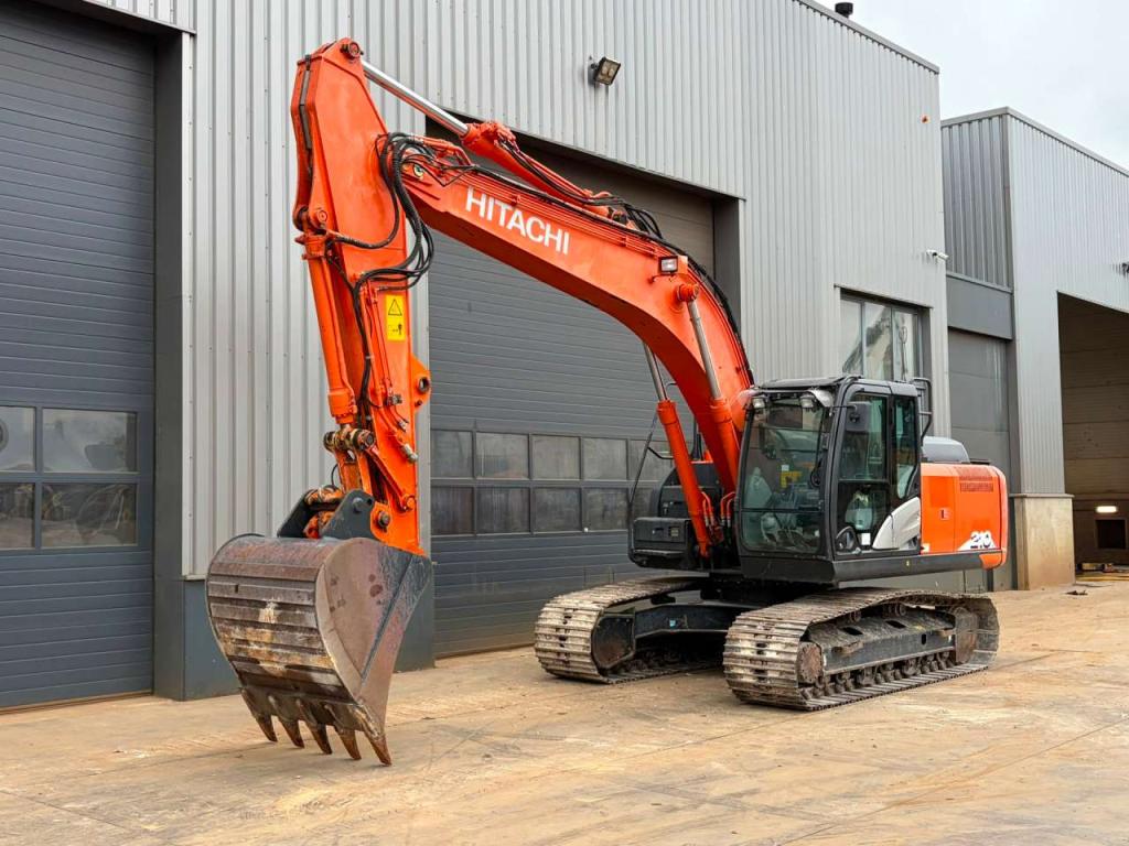 Hitachi ZX210-6 Photo 4