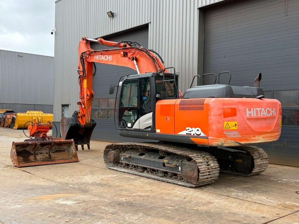 Hitachi ZX210-6 Photo 5