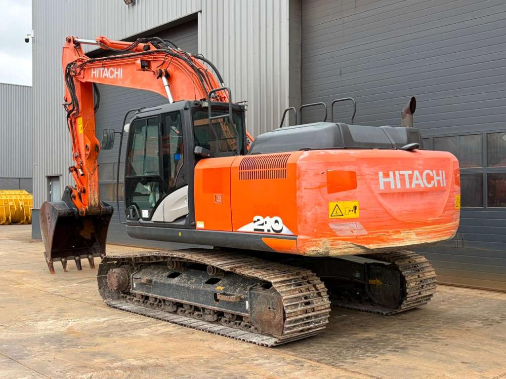 Hitachi ZX210-6 Photo 6