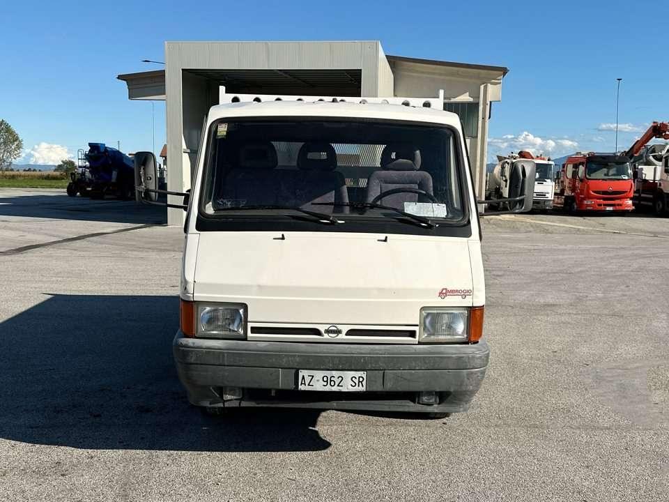 Nissan Trade 100 4x2 Photo 12