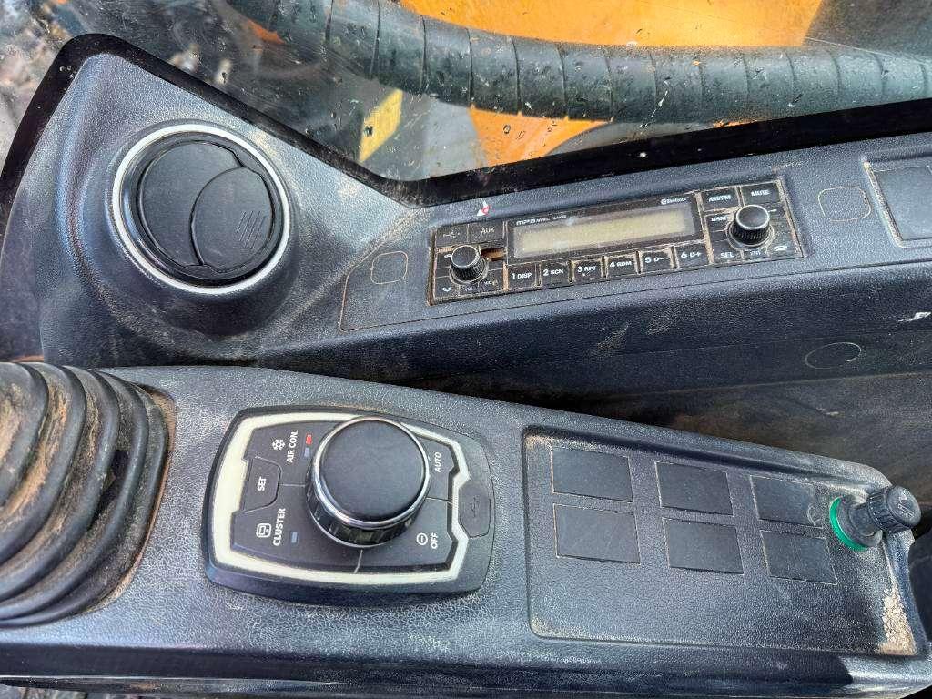 Hyundai HX220L - 360° Camera / Automatic Greasing Photo 11