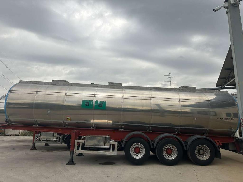 Menci Tank semi-trailer Photo 3