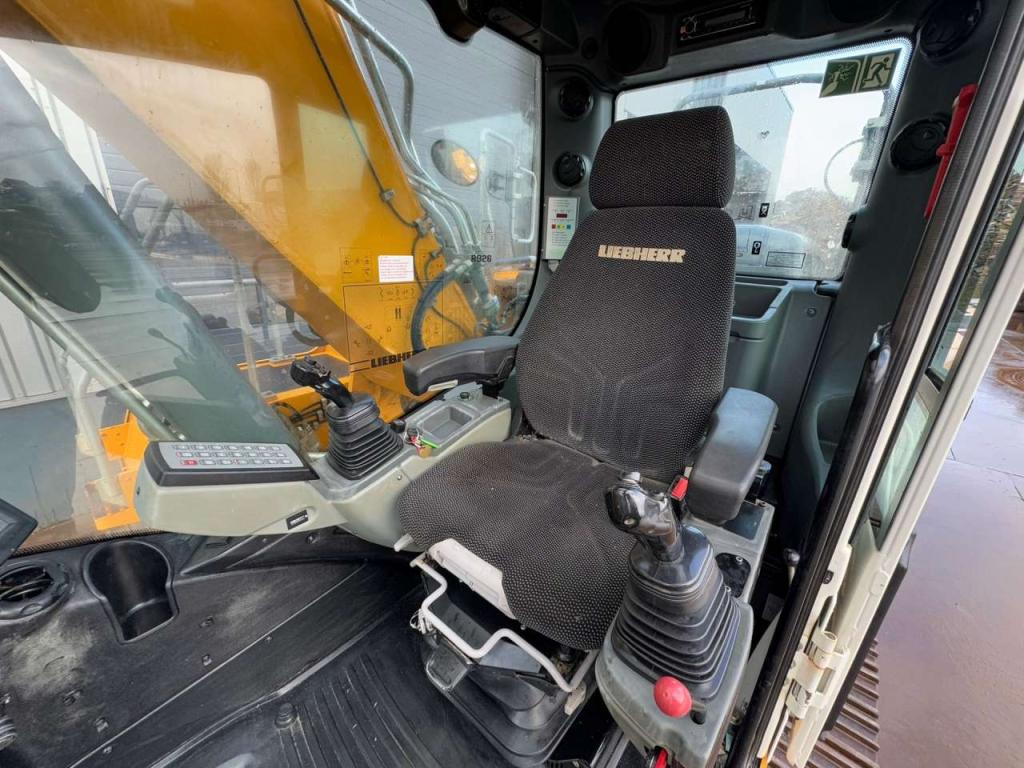 Liebherr R926 LC Photo 8