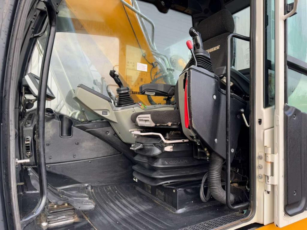 Liebherr R926 LC Photo 9