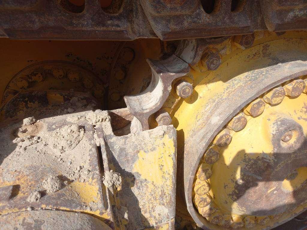 Komatsu D155A-6R (4pcs available for sale in Abu Dhabi) Photo 14