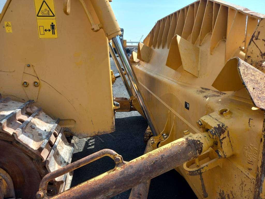 Komatsu D155A-6R (4pcs available for sale in Abu Dhabi) Photo 22