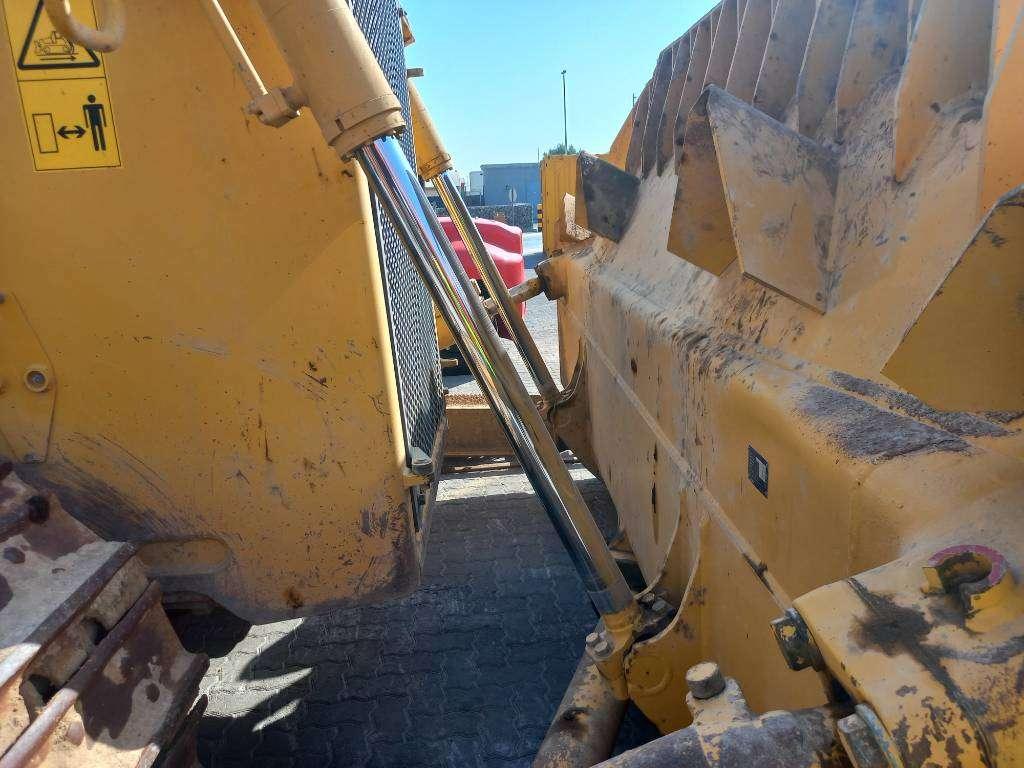 Komatsu D155A-6R (4pcs available for sale in Abu Dhabi) Photo 7