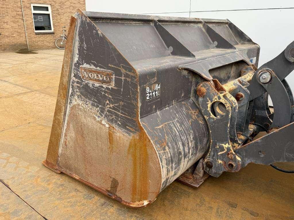 Volvo L60H - Backup Camera / Quick Coupler Photo 17