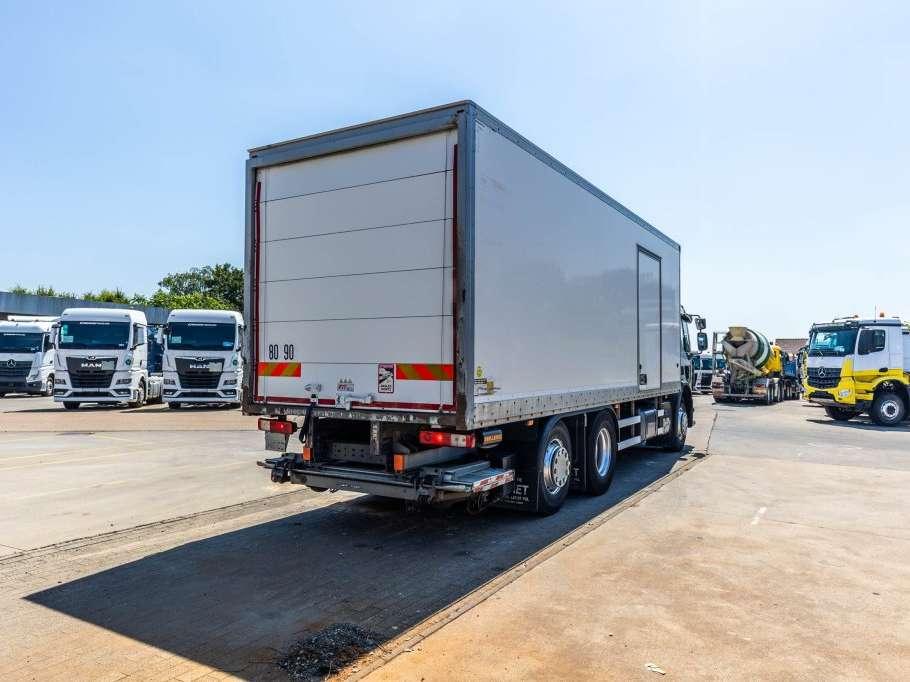 Renault D26.320-6x2+DHOLLANDIA 2T. Photo 5