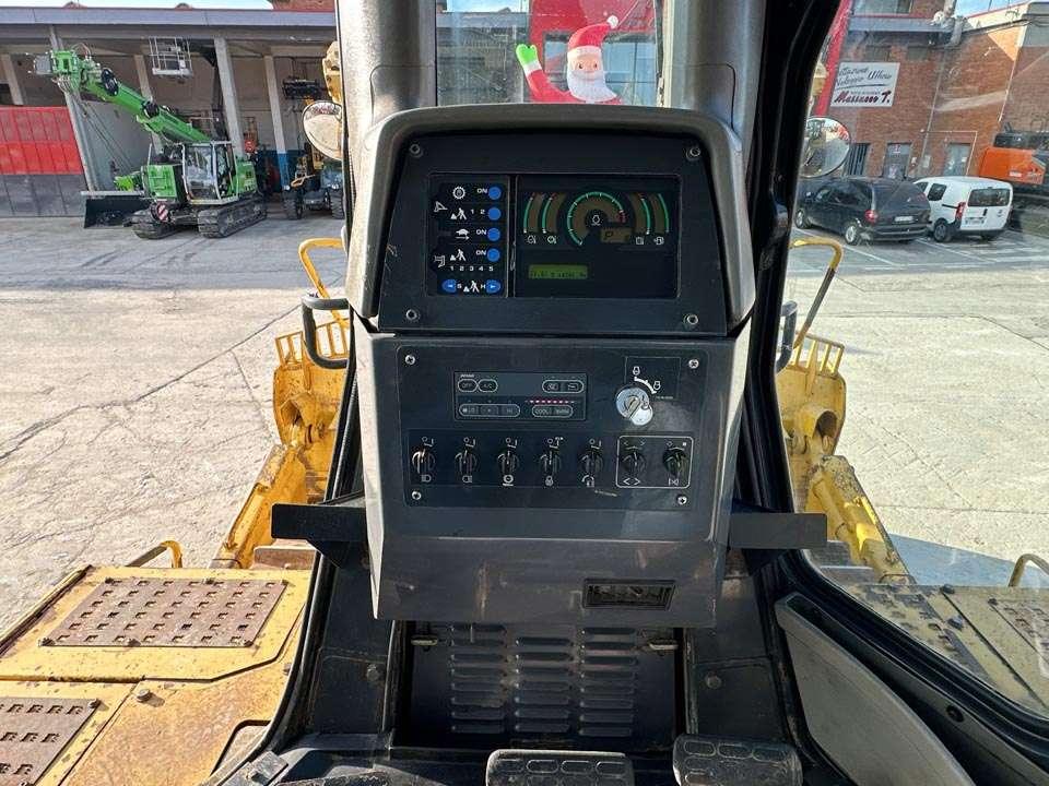Komatsu D275AX Photo 16