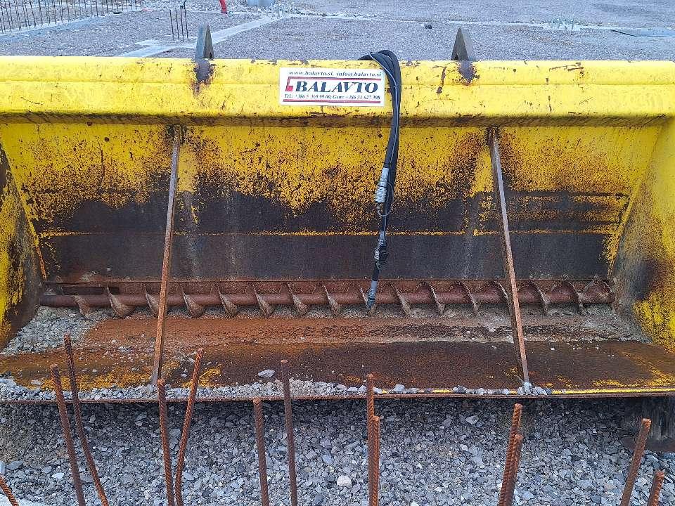 hook-on 2500 mm Embankment filling bucket Photo 2