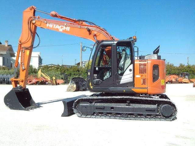 Hitachi ZX135US-6 Photo 3
