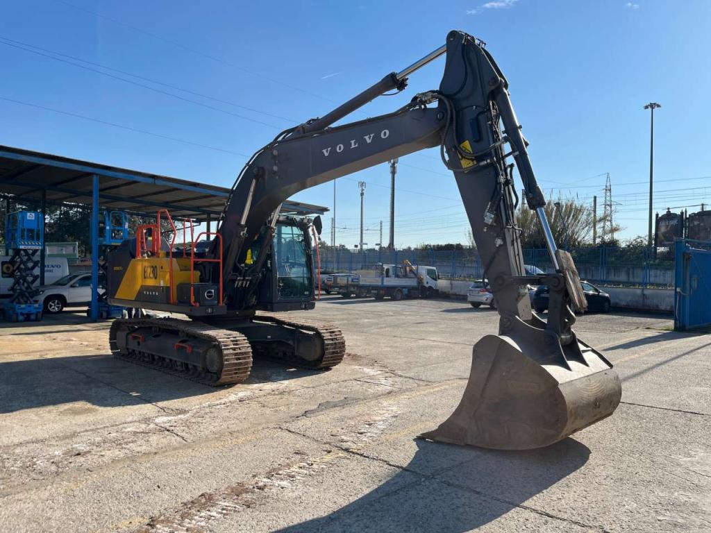 Volvo EC230FNL-5 Photo 2