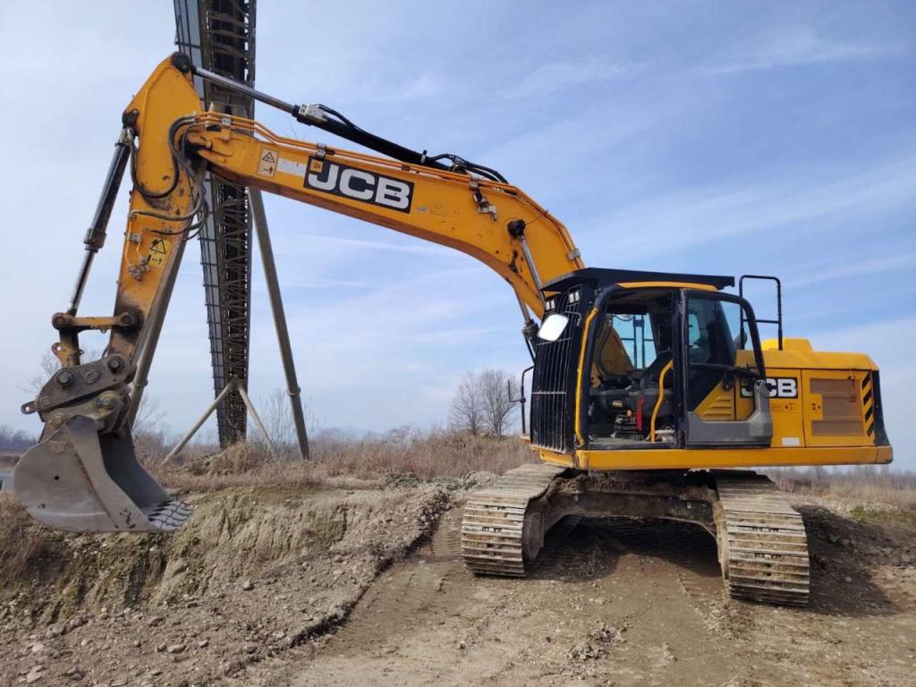 JCB 220X L4F Photo 1