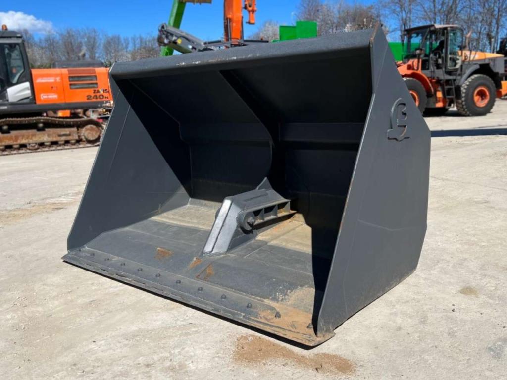 Loader bucket Photo 1