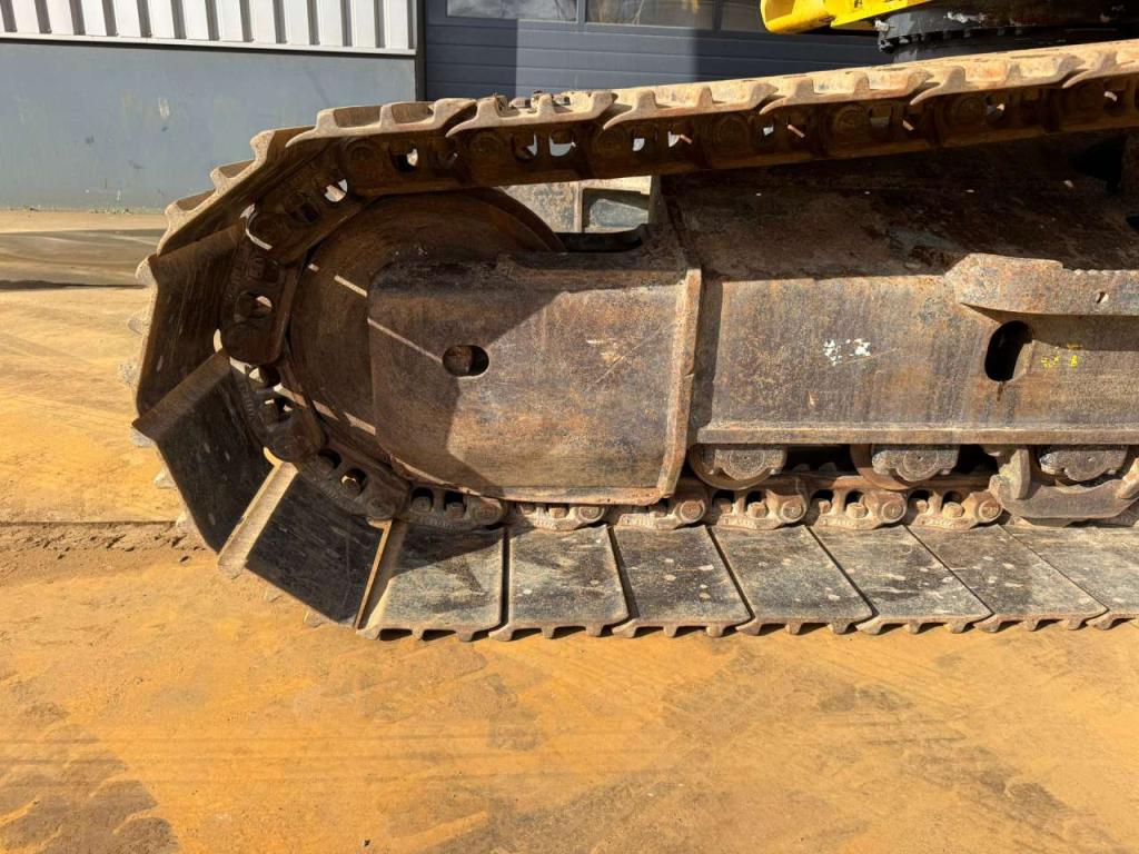 Komatsu PC240LC-10 Photo 11