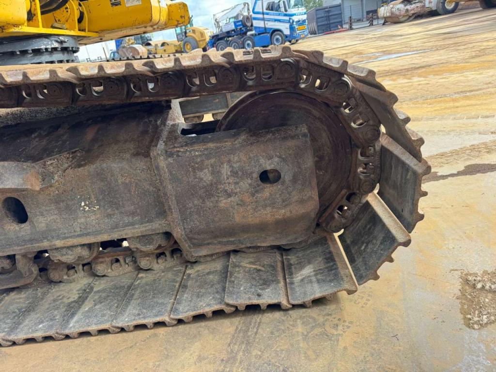 Komatsu PC240LC-10 Photo 16
