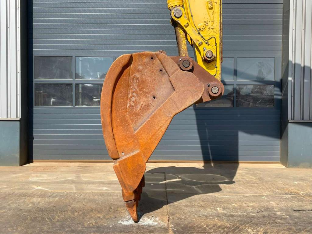 Komatsu PC490LC-10 Photo 9