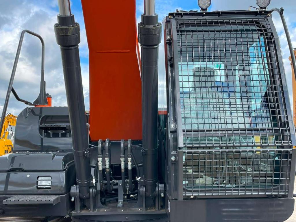 Hitachi ZX220LC-5G Photo 10