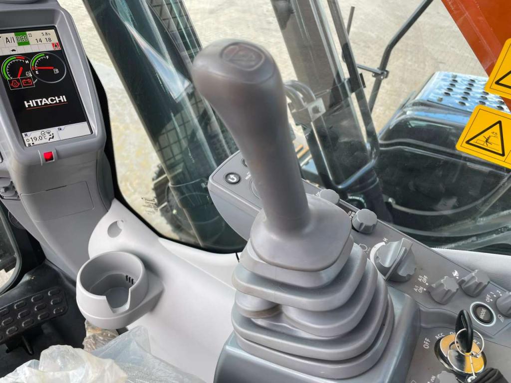 Hitachi ZX220LC-5G Photo 22