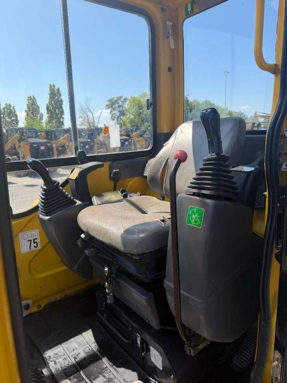 Komatsu PC 27 R-8 Photo 5