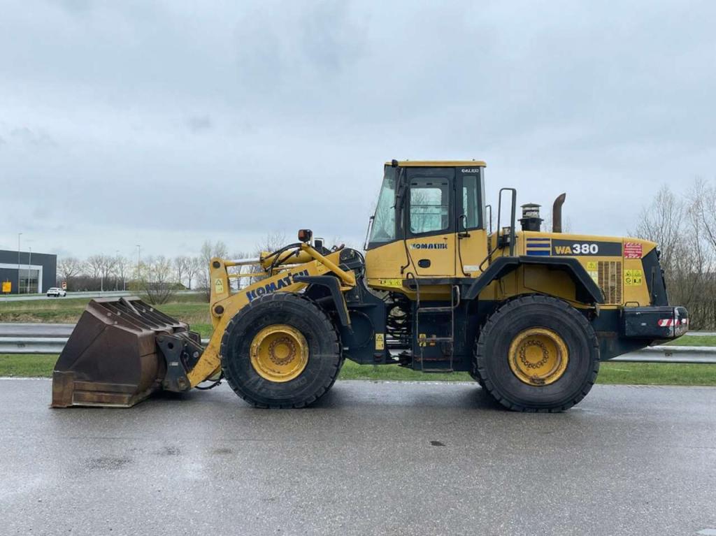 Komatsu WA380-5H Photo 1
