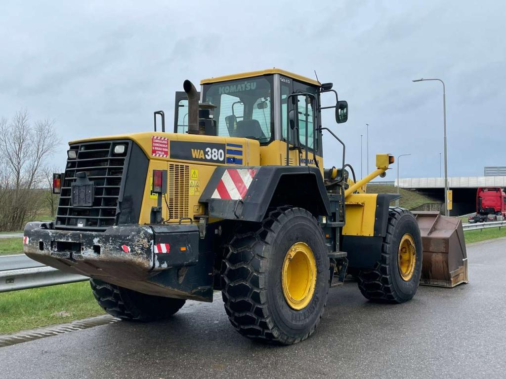 Komatsu WA380-5H Photo 6
