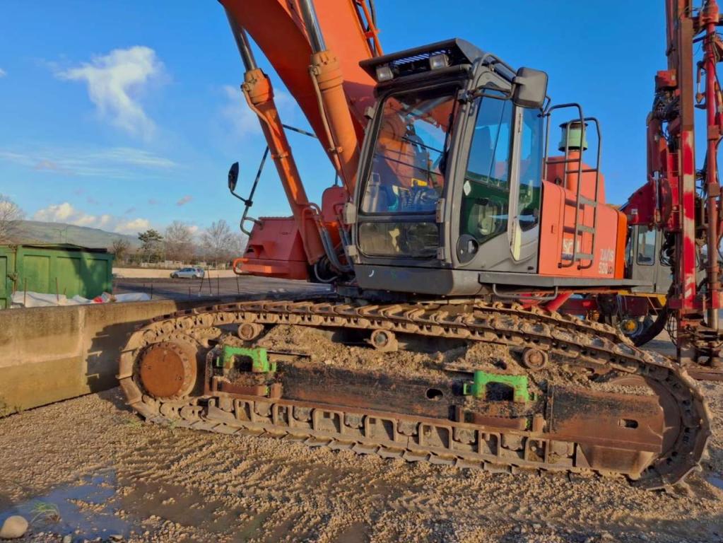 Hitachi ZX520LCH-3 Photo 2