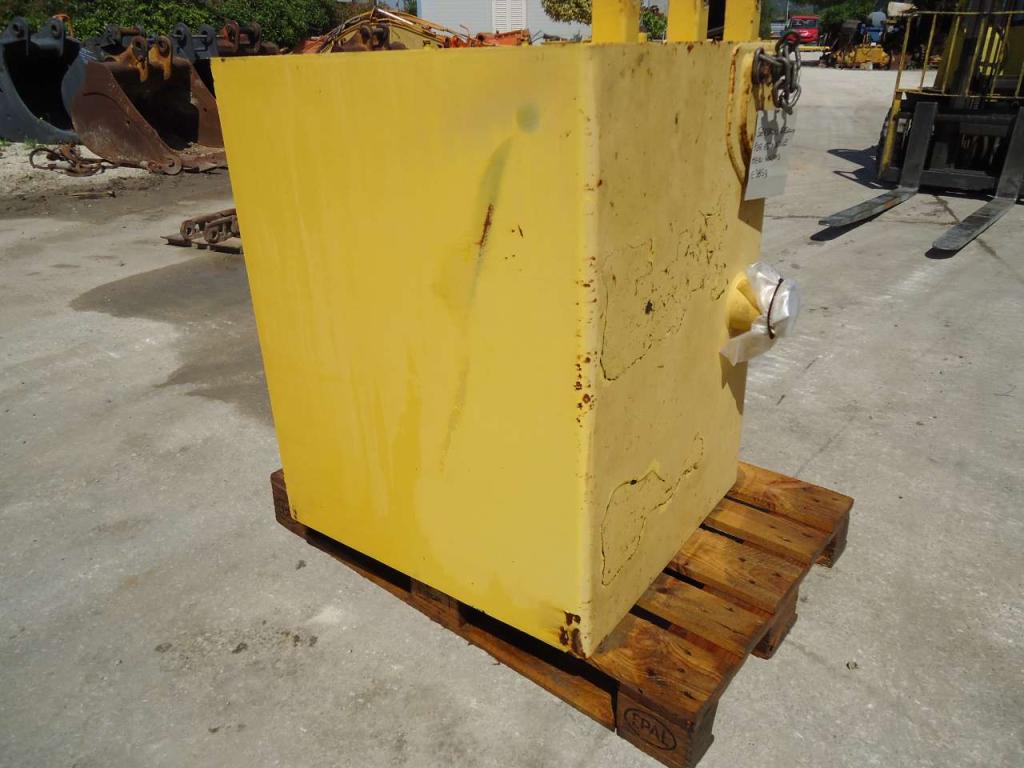 Diesel fuel tank for New Holland 385B Photo 4