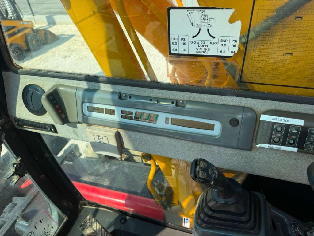 JCB JS130W Photo 9