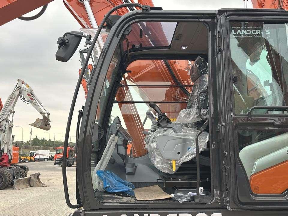 Hitachi ZX240N-7 Photo 11