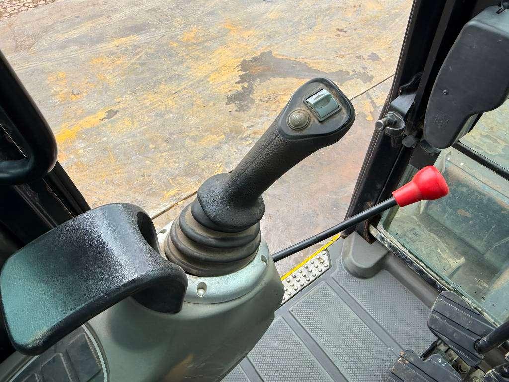 JCB 48Z-1 - Hammer Lines / Quick Coupler Photo 9