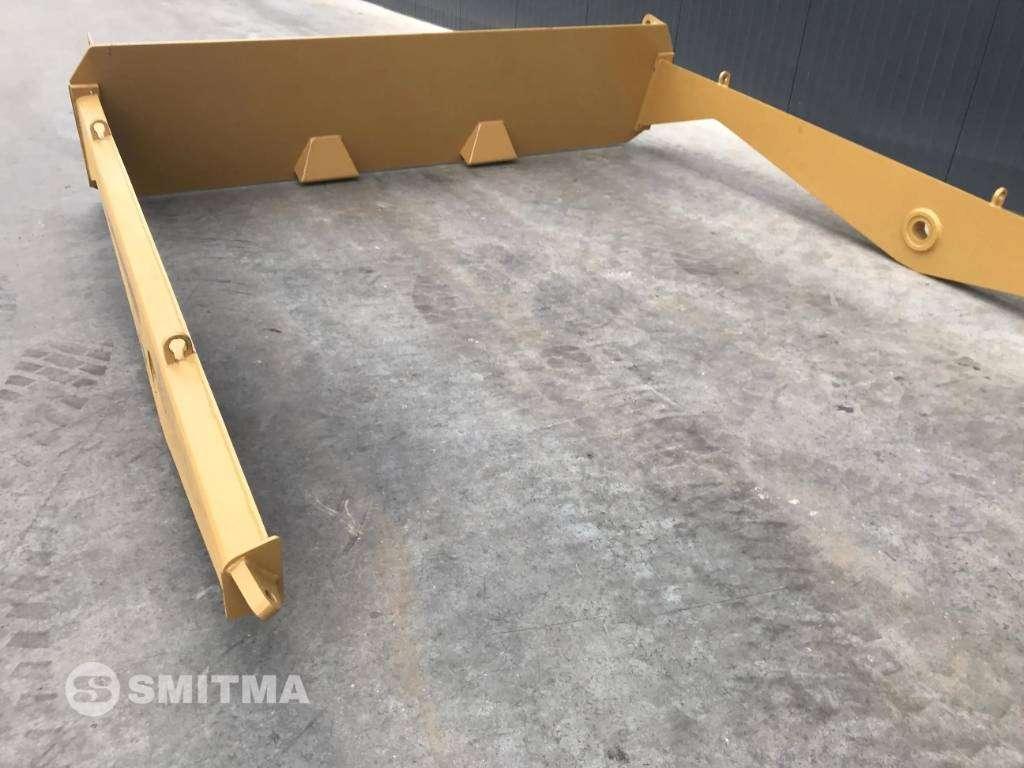 Rear hatch for Caterpillar 725 Photo 3