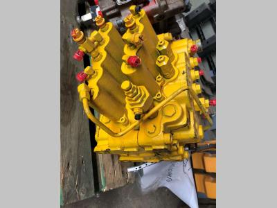 Hydraulic distributor for JCB JS220 sold by Fratelli Zenzalari S.r.l.