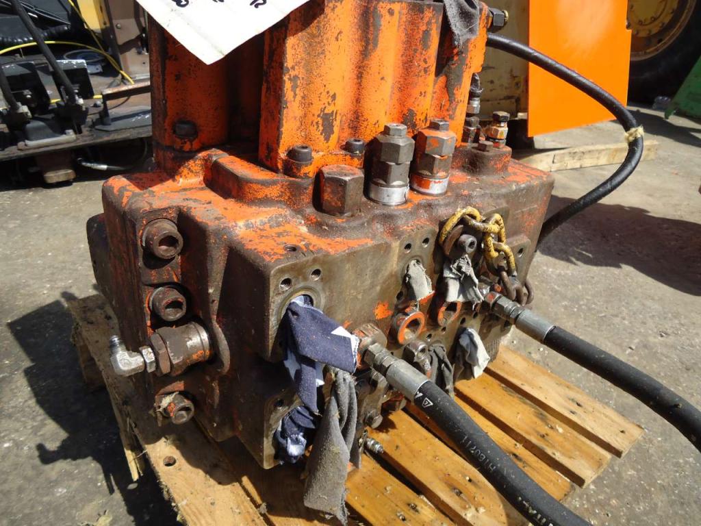 Hydraulic distributor for Fiat Hitachi FH300 Photo 2