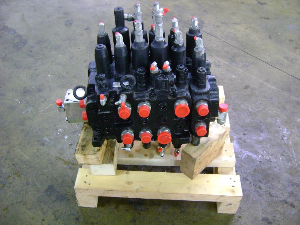 Hydraulic distributor for New Holland E 245 / E 215 Photo 1