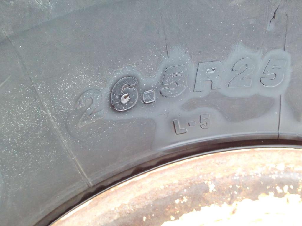 Tire with rim for New Holland W270B  - 26.5R25 Photo 4