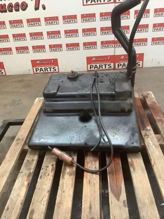 SERBATOIO CARBURANTE PER BOBCAT 753 Tank Photo 3
