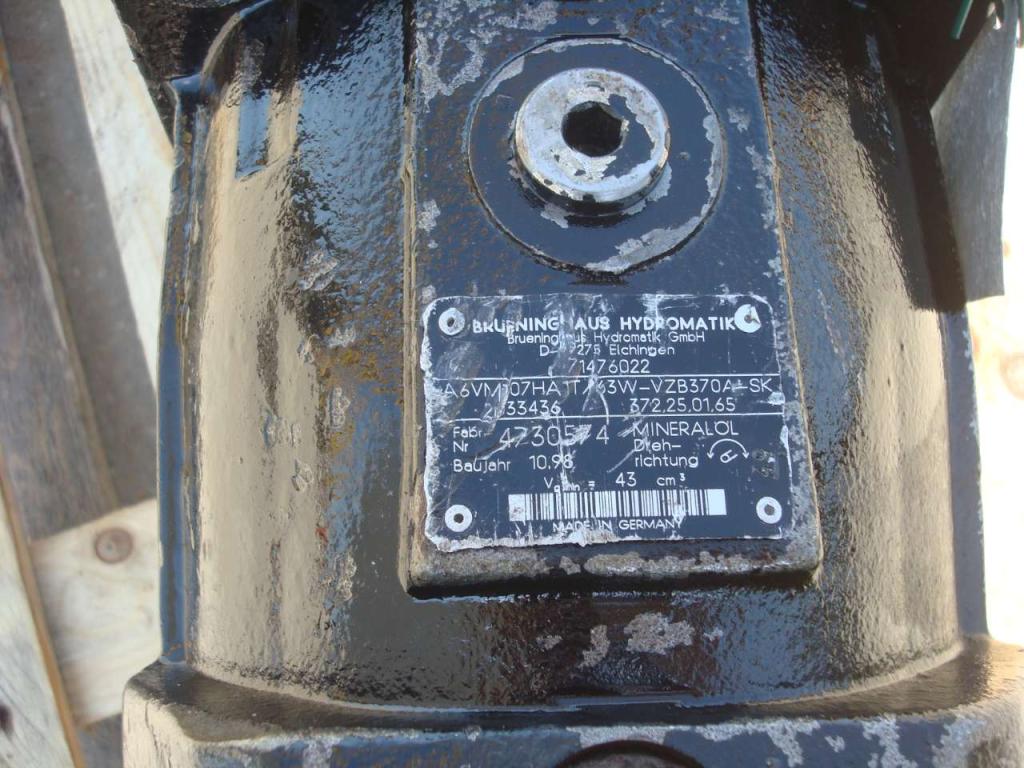 Translation motor for Fiat Hitachi 150W3 Photo 3