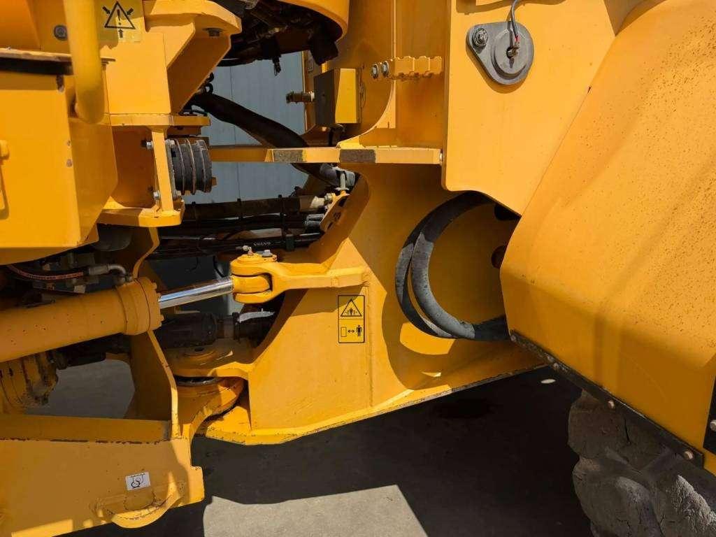 Volvo L180F Photo 18