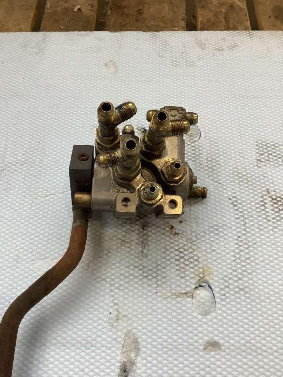 Servo-operated valve for Hitachi ZX135US Photo 2